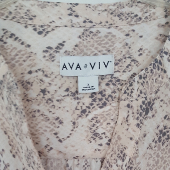 NWOT Clearance Real pretty beige and tan snakeskin blouse - Picture 4 of 6